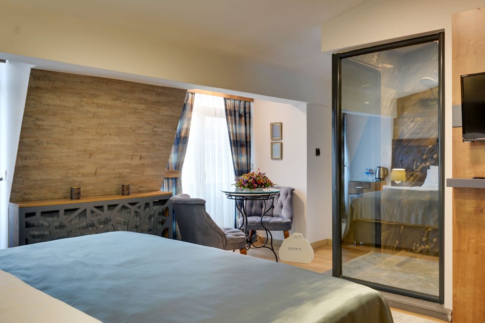 Executive Room | Minibar, in-room safe, laptop workspace, blackout drapes