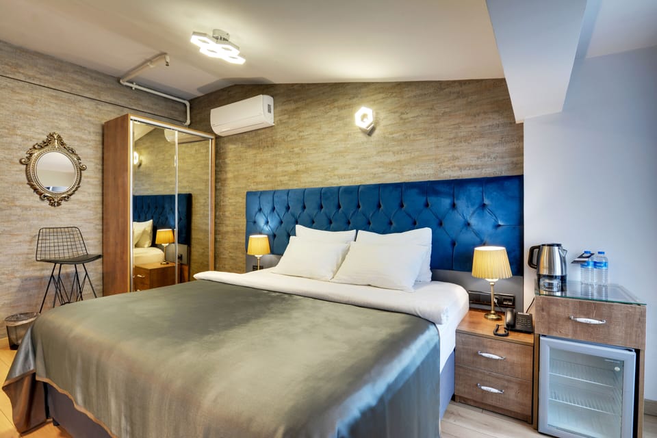 Executive Room | Minibar, in-room safe, laptop workspace, blackout drapes