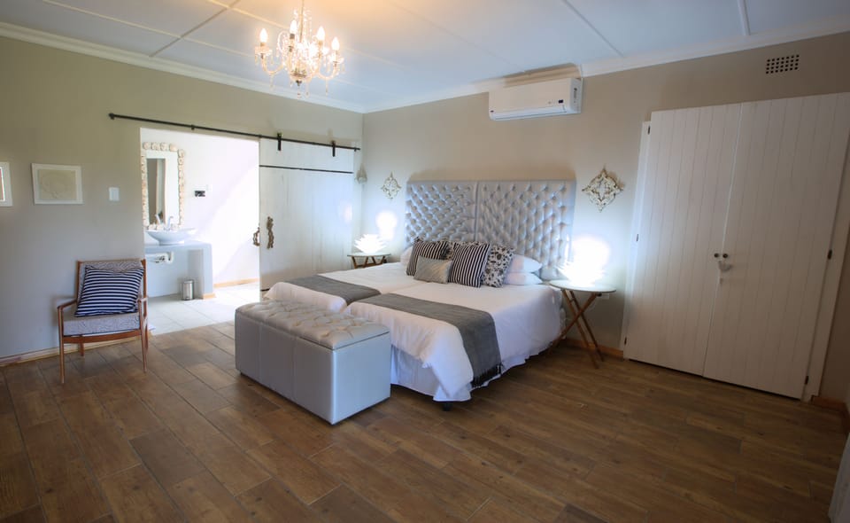 Double Room (En-suite ) | 1 bedroom, premium bedding, in-room safe, desk