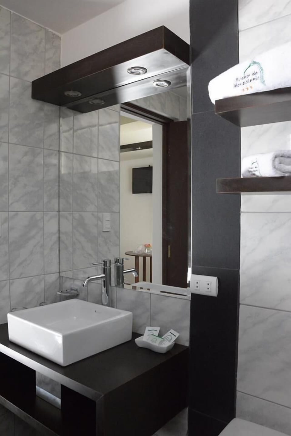 Standard Double Room, 2 Twin Beds | Bathroom sink