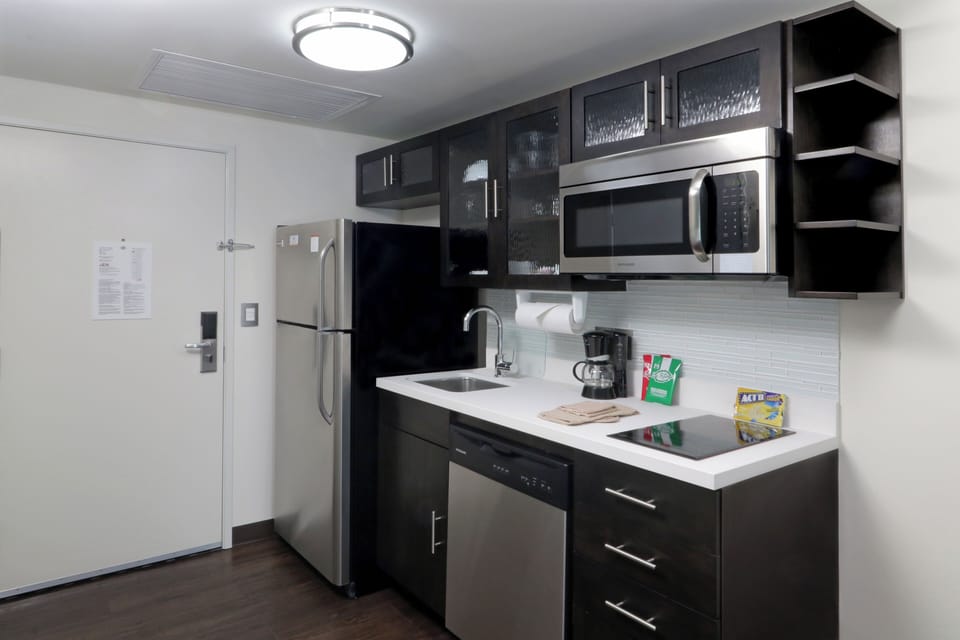 Full-size fridge, microwave, oven, stovetop