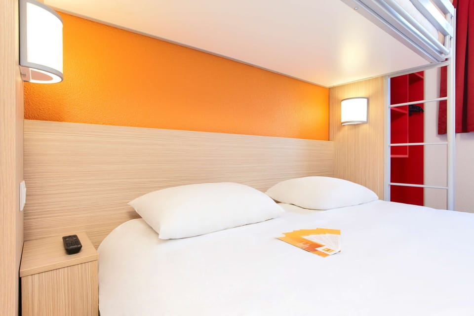 Standard Room, Multiple Beds | Desk, WiFi (free), bed sheets