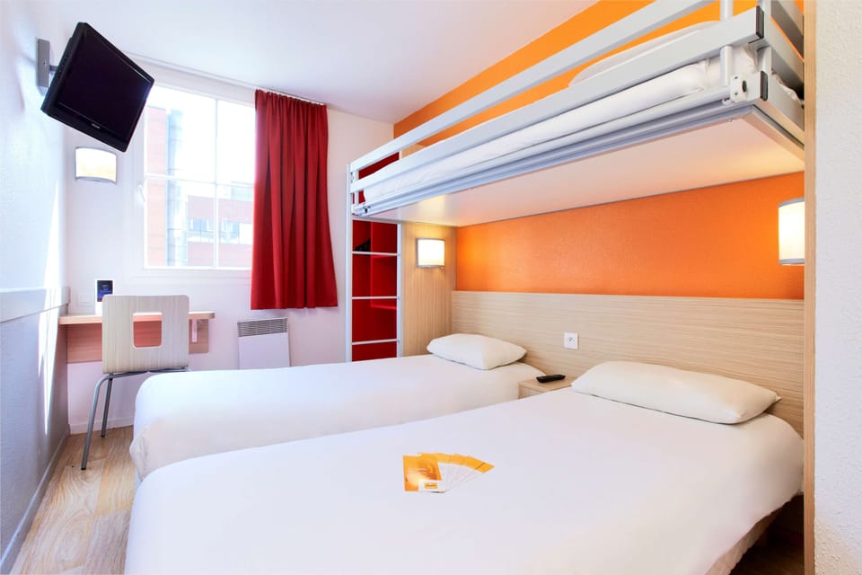 Standard Room, 3 Twin Beds | Desk, WiFi (free), bed sheets