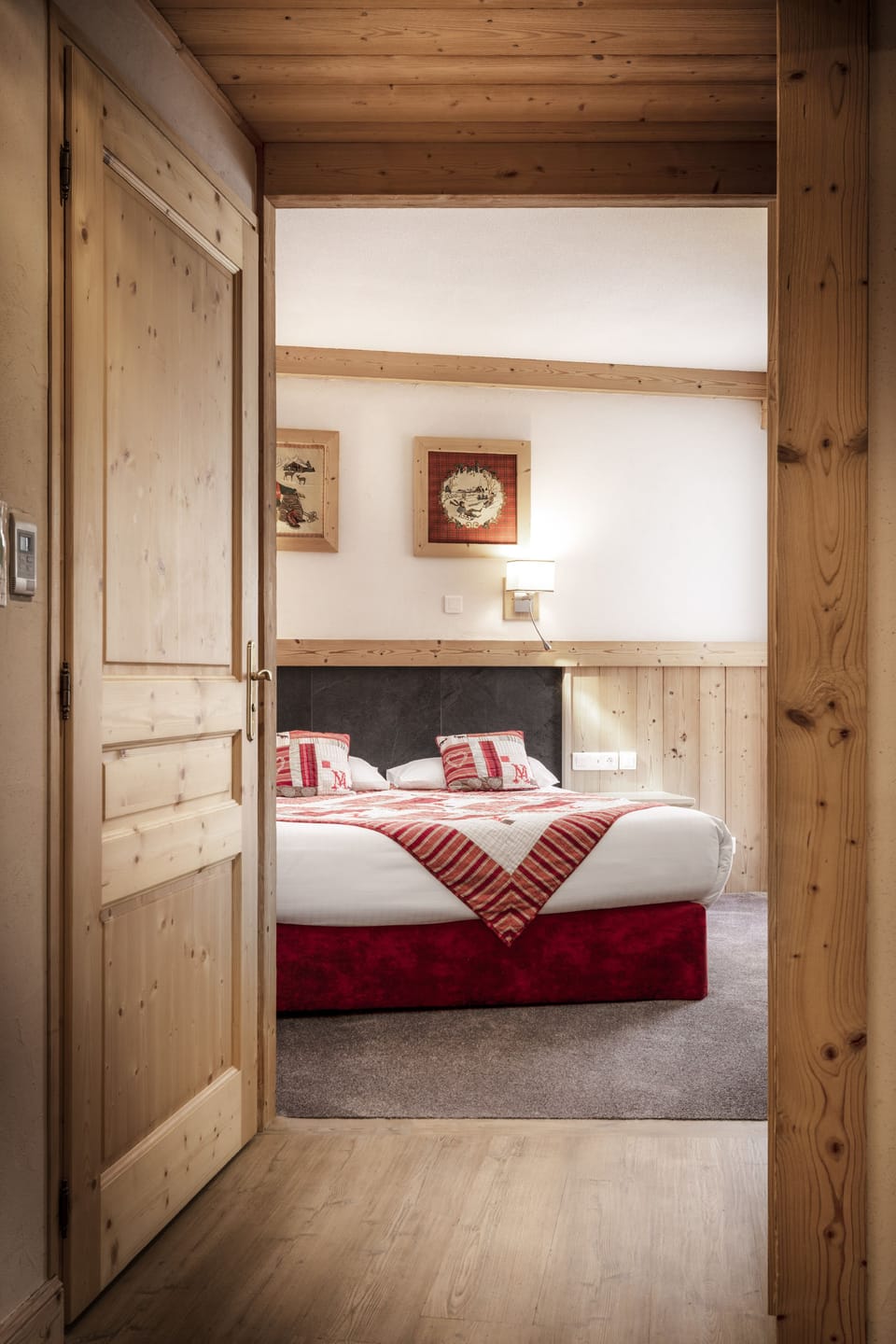 Traditional Room, 1 Queen Bed (3 personnes) | Minibar, in-room safe, individually decorated, laptop workspace