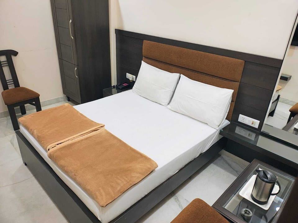 Premium Room | In-room safe, individually decorated, individually furnished, desk