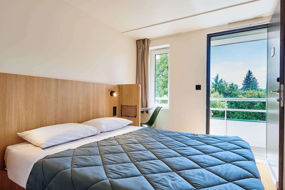 Standard Room, 1 Queen Bed | Premium bedding, desk, blackout drapes, iron/ironing board