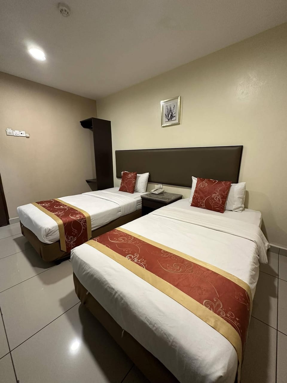 Deluxe Family Room | Desk, iron/ironing board, free WiFi