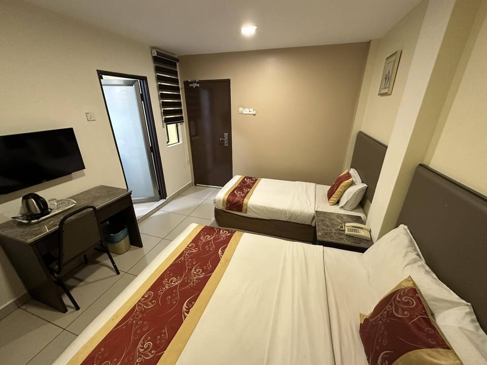 Deluxe Family Room | Desk, iron/ironing board, free WiFi