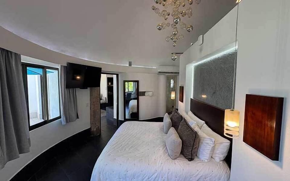 Cupula Suite | Egyptian cotton sheets, premium bedding, down comforters, pillowtop beds