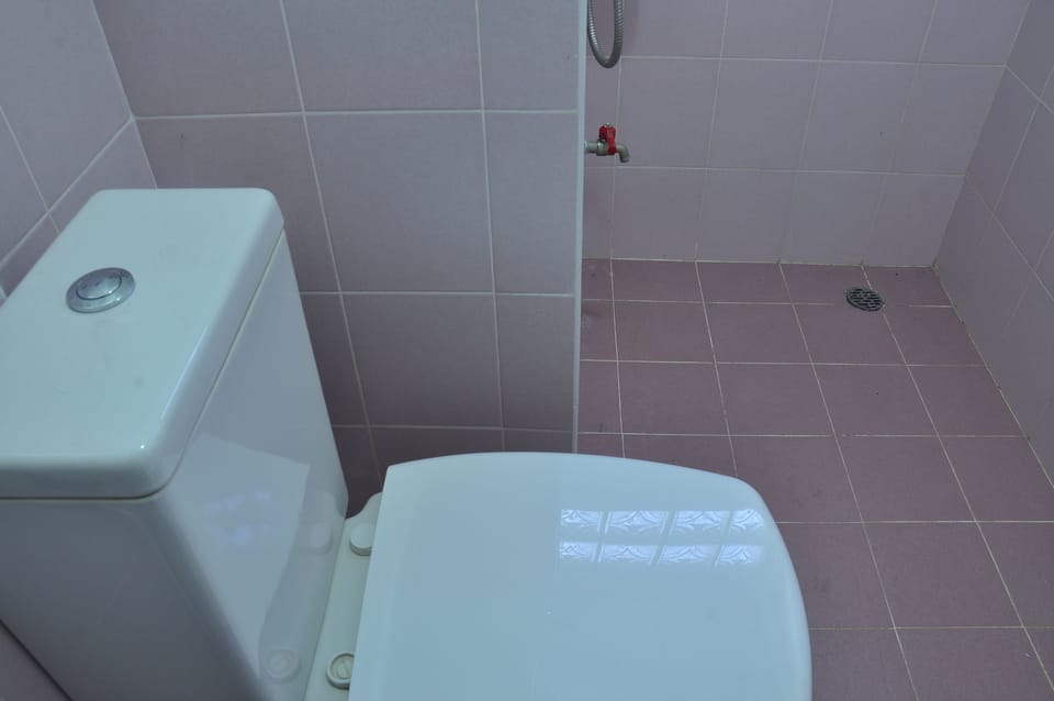 Standard Room | Bathroom | Shower, free toiletries, towels