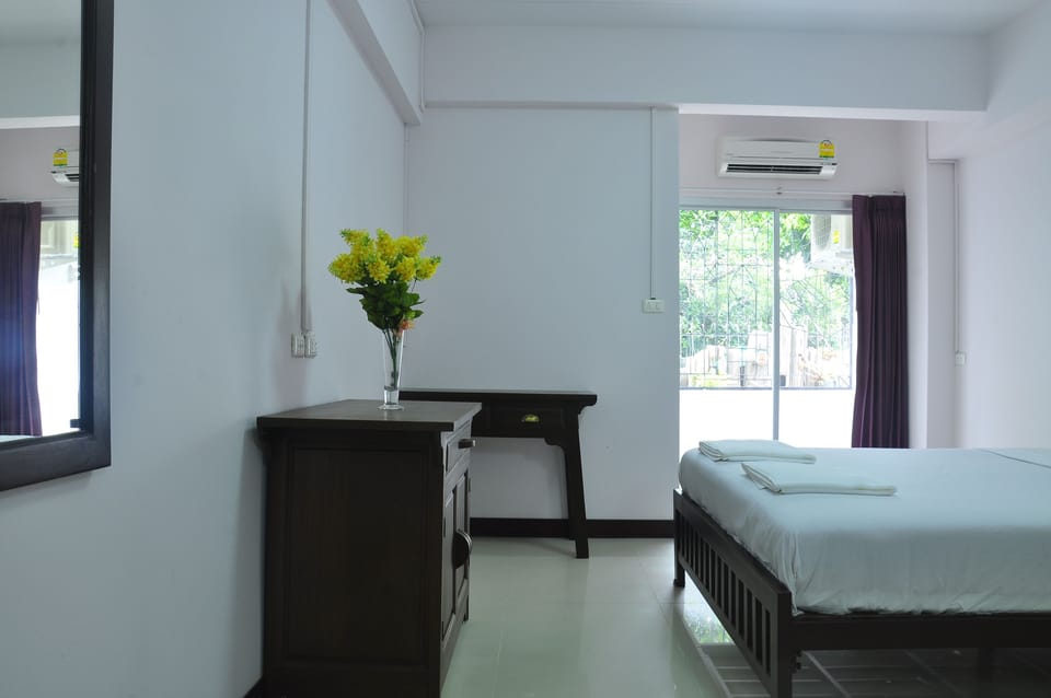 Standard Room | Desk