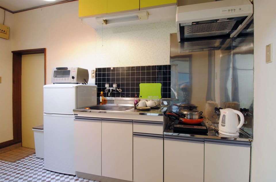 Room, Non Smoking (Annex) | Private kitchen | Fridge, microwave, stovetop, cookware/dishes/utensils