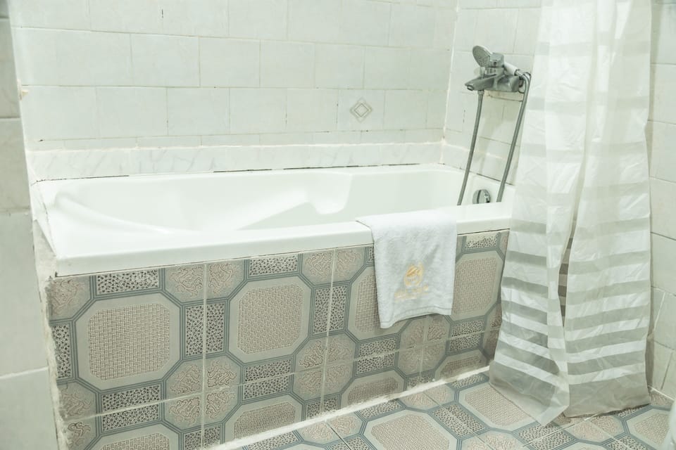 Standard Single Room | Bathroom | Combined shower/tub, free toiletries, hair dryer, bathrobes