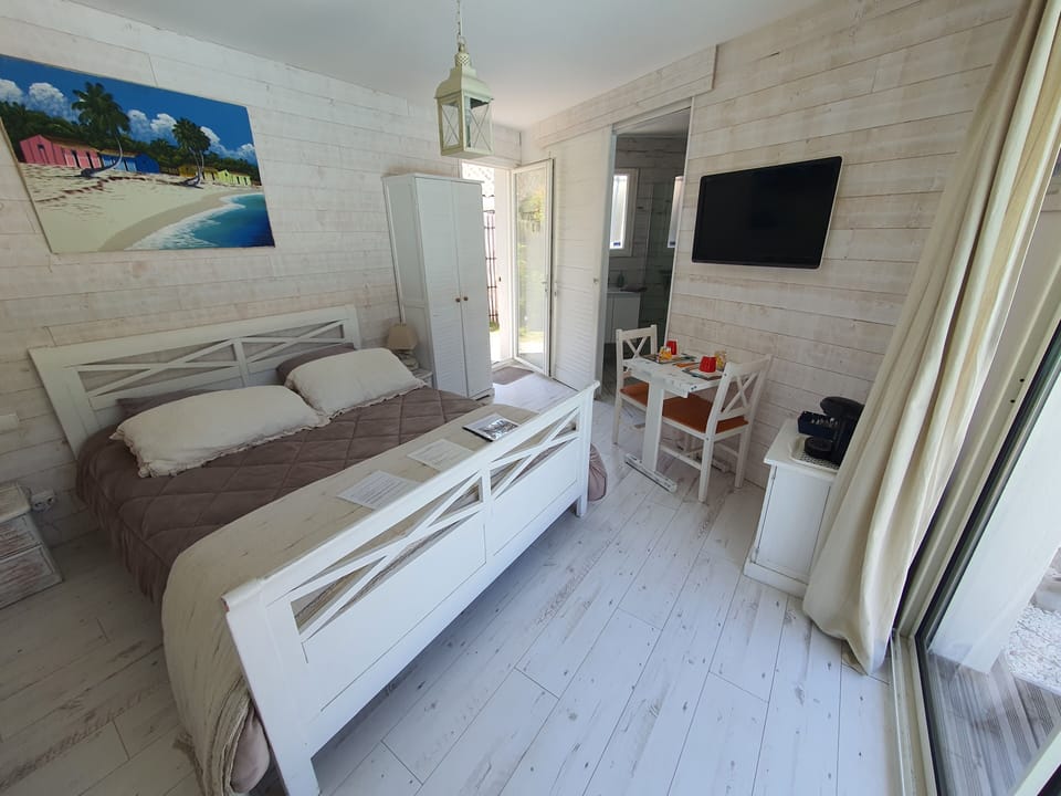 Minibar, free WiFi, bed sheets