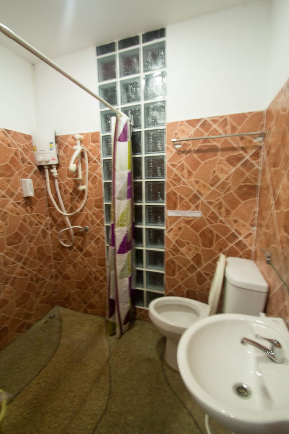 Family Air Conditioning  | Bathroom | Shower, free toiletries, bidet, towels