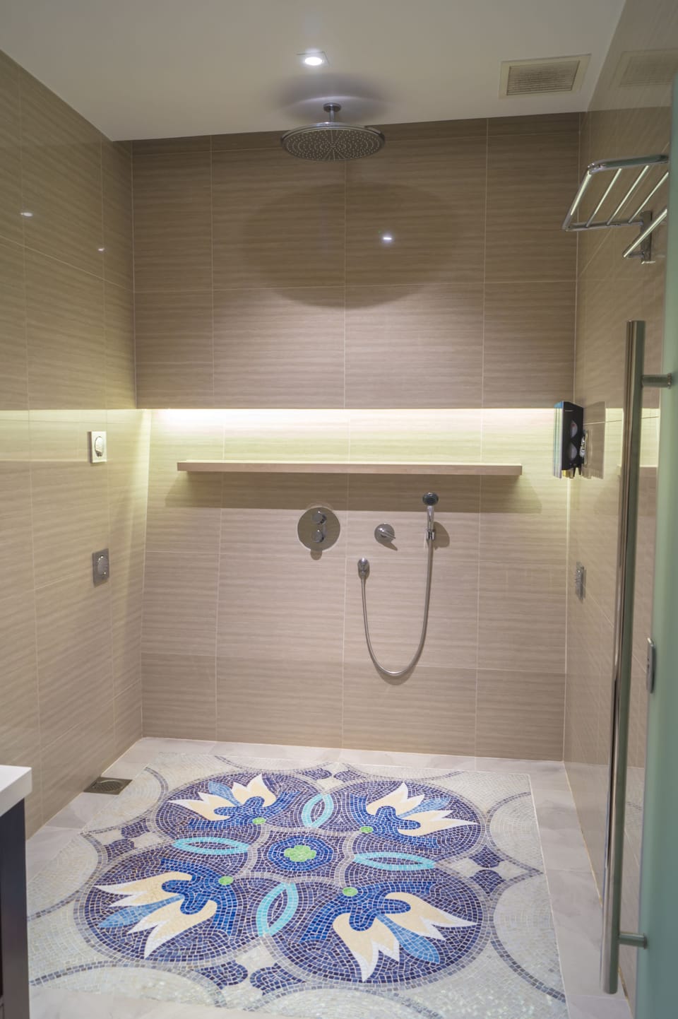6 Hours Nap Room + 1 Hour Lounge Use (Common Shower and Toilet) Check-in Between 7PM to 7AM | Bathroom | Shower, rainfall showerhead, free toiletries, hair dryer