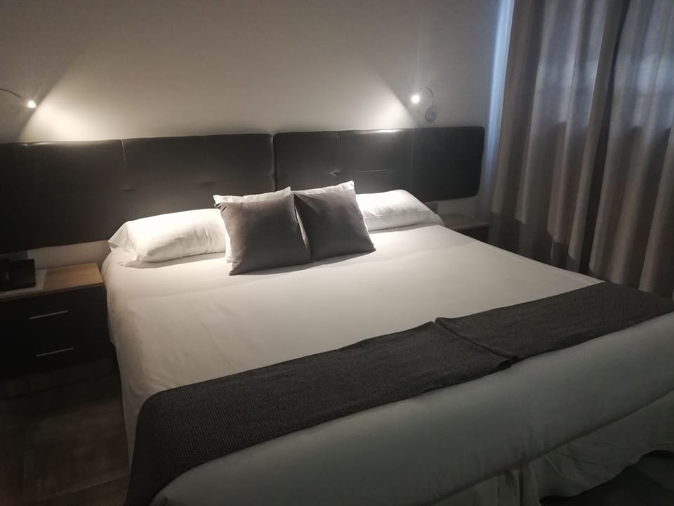 Double Room, 1 Double Bed | Desk, blackout drapes, soundproofing, free WiFi