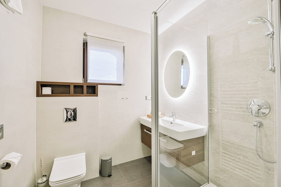 Deluxe Double Room, Balcony | Bathroom | Free toiletries, towels