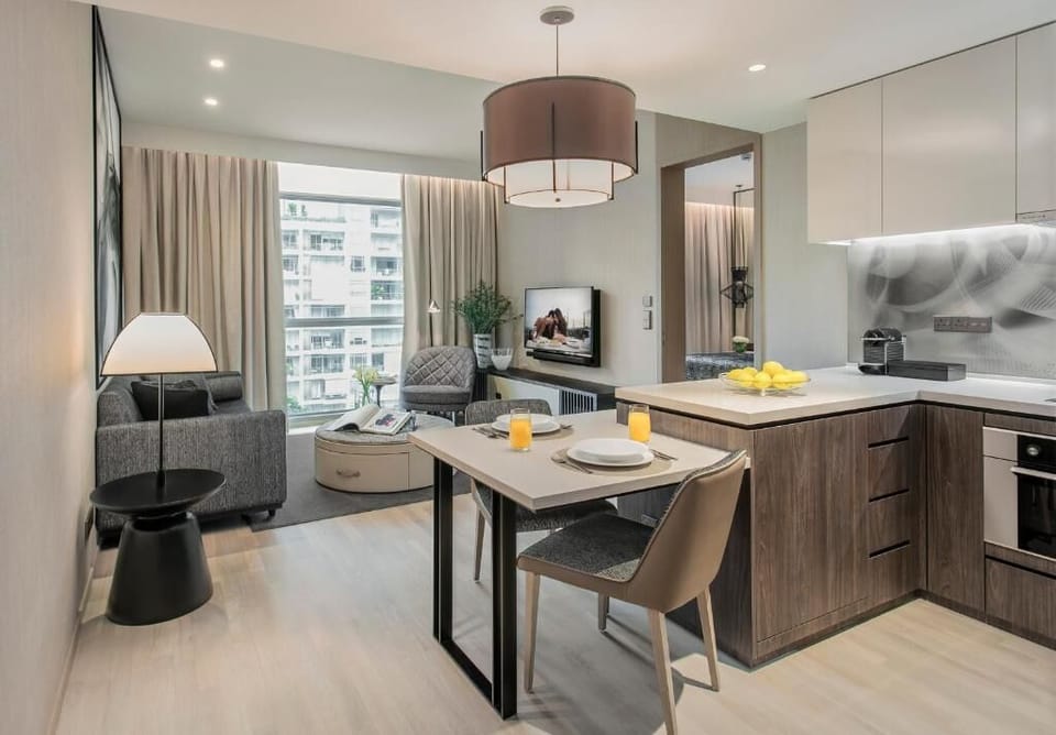 Deluxe Suite, 1 Bedroom | In-room dining