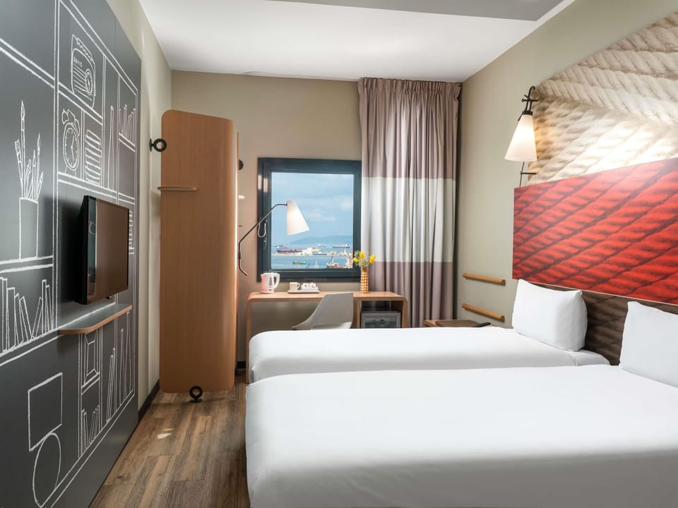 Standard Room, 2 Twin Beds | Premium bedding, minibar, in-room safe, desk