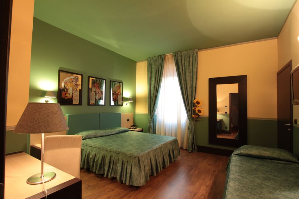 Triple Room | Desk, free WiFi, bed sheets