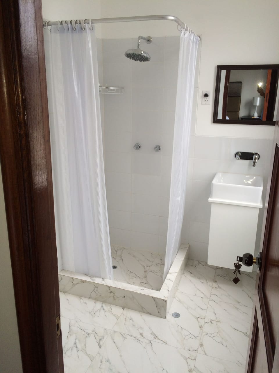 Deluxe Queen Room 2 | Bathroom | Shower, rainfall showerhead, hair dryer, towels