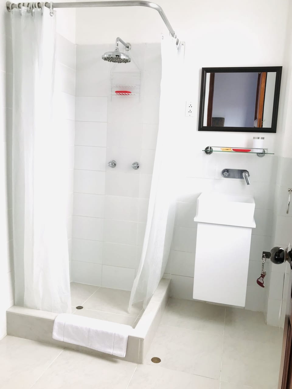 Deluxe Queen Room 2 | Bathroom | Shower, rainfall showerhead, hair dryer, towels