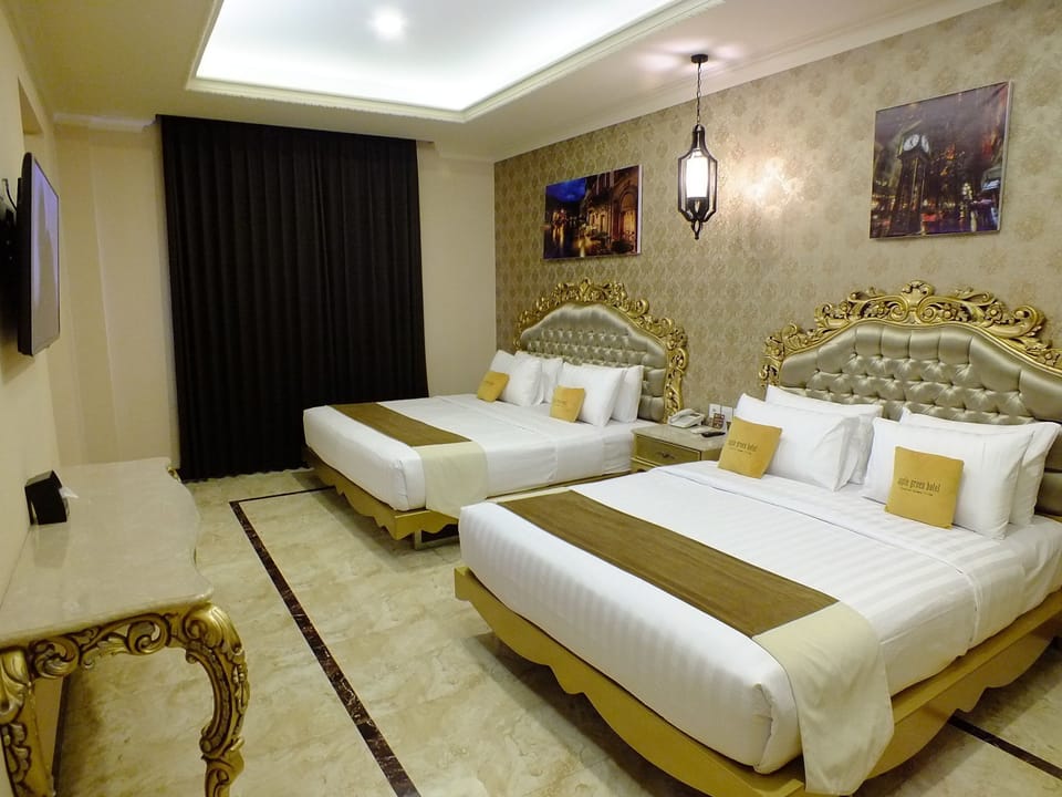 Family Suite | Desk, blackout drapes, free WiFi