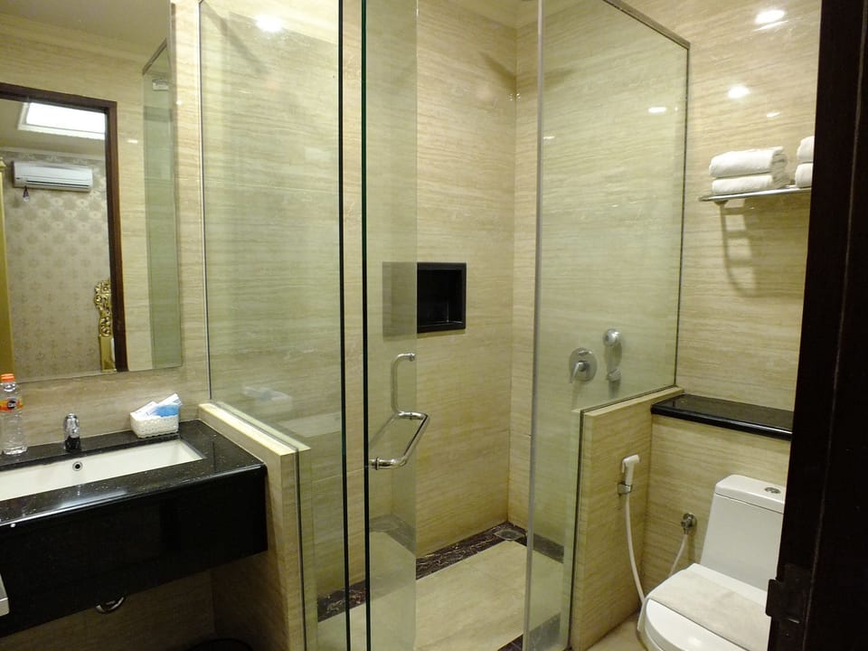 Family Suite | Bathroom | Shower, free toiletries, slippers, towels