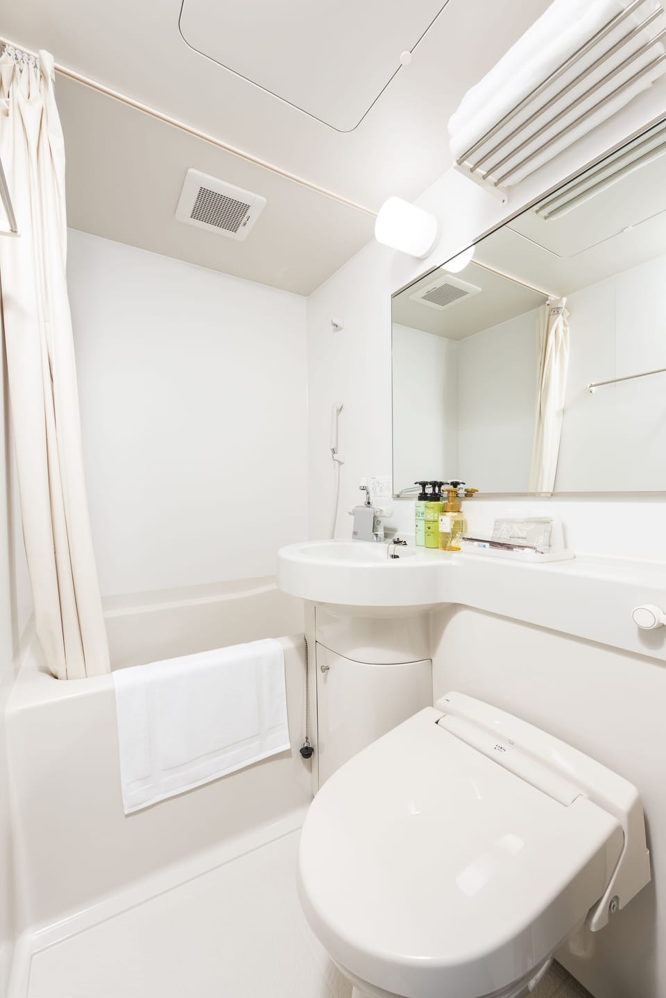 Combined shower/tub, free toiletries, hair dryer, slippers