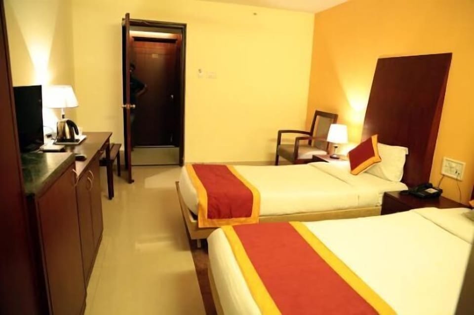 Luxury Single Room, 1 Bedroom, Smoking, City View | 1 bedroom, premium bedding, in-room safe, desk
