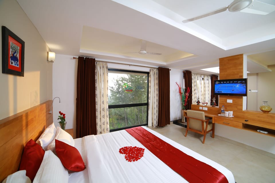 Honeymoon Suite, 1 King Bed | Minibar, in-room safe, laptop workspace, soundproofing