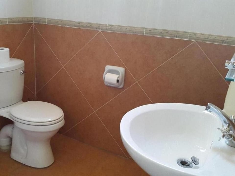 Shower, free toiletries, towels