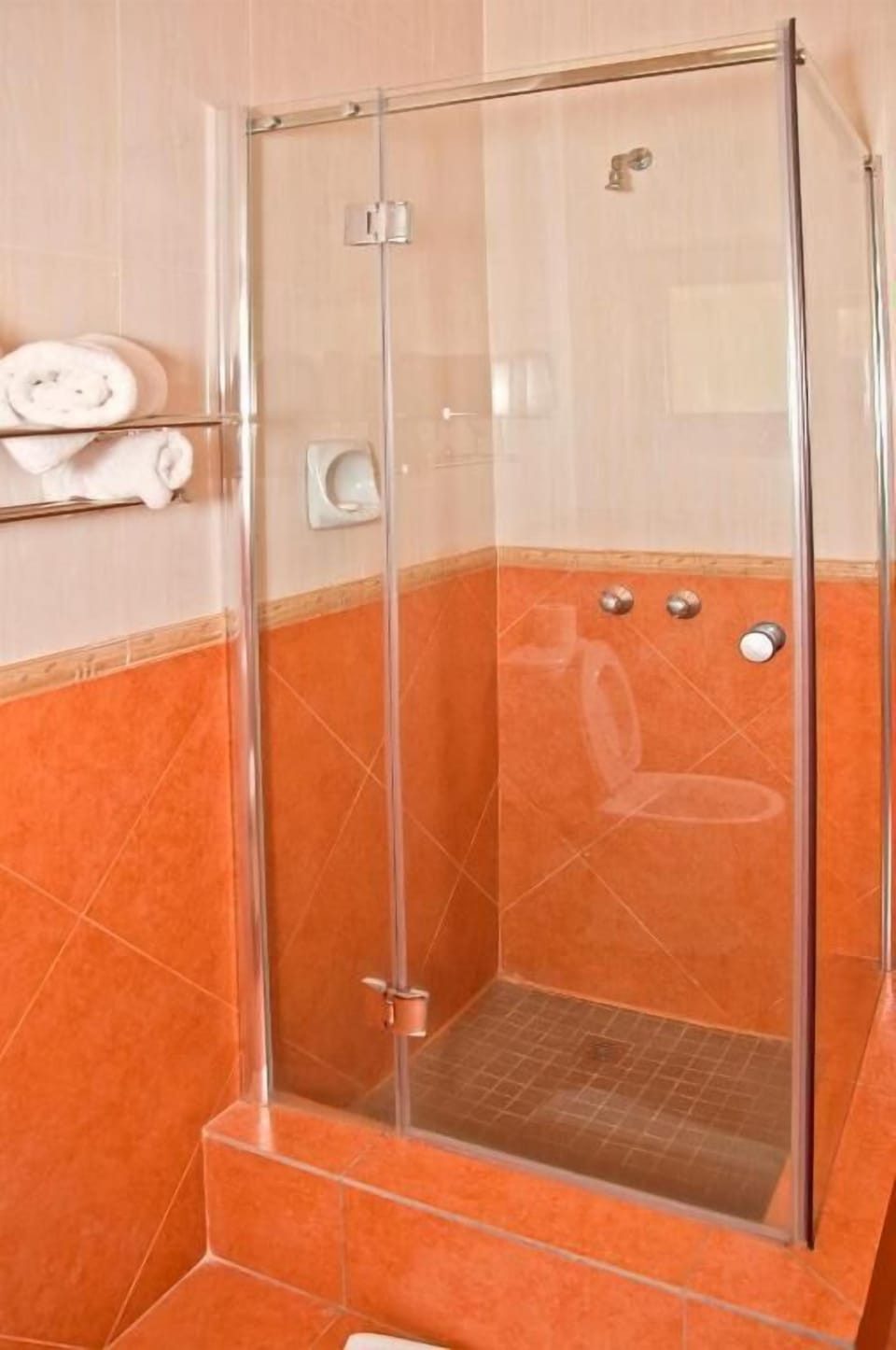 Shower, free toiletries, towels