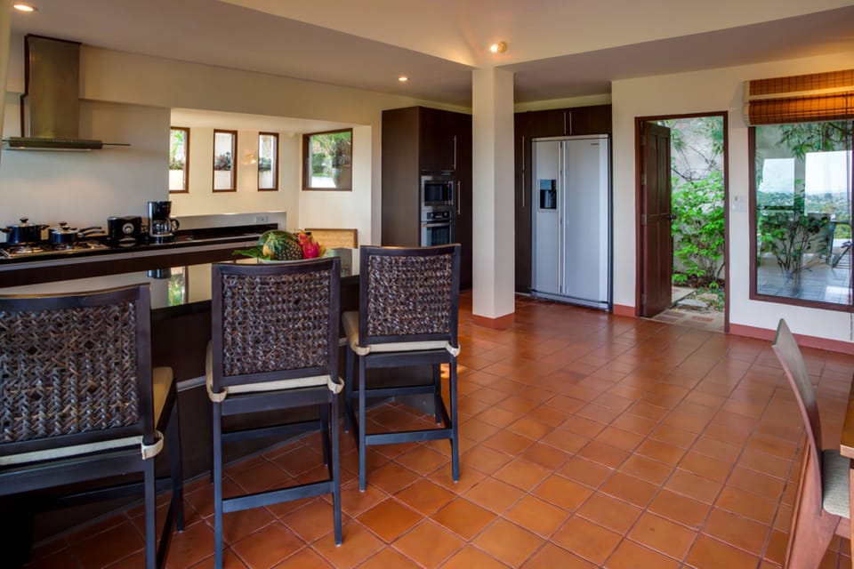 Family Villa, 5 Bedrooms | In-room dining