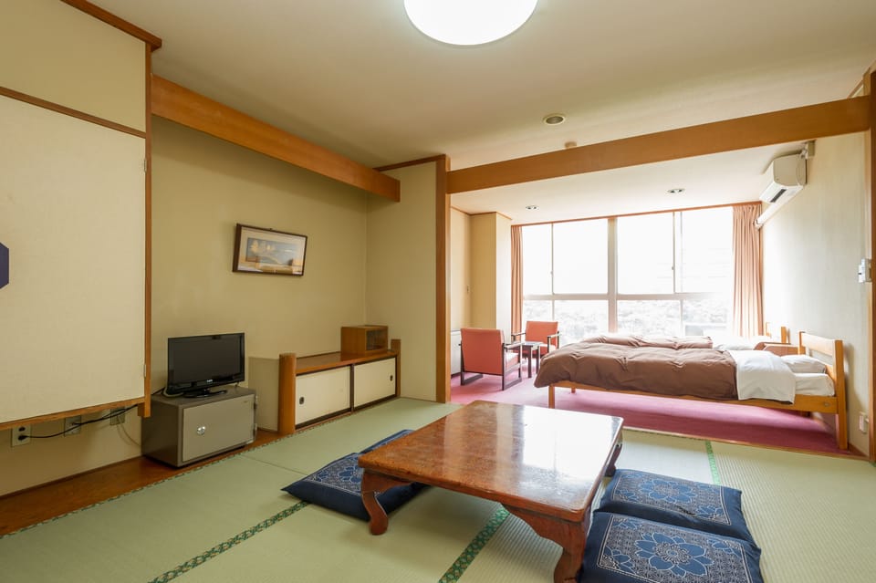 Down comforters, in-room safe, WiFi (free), bed sheets