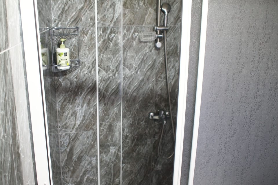 Quadruple Room | Bathroom | Shower, free toiletries, hair dryer, towels