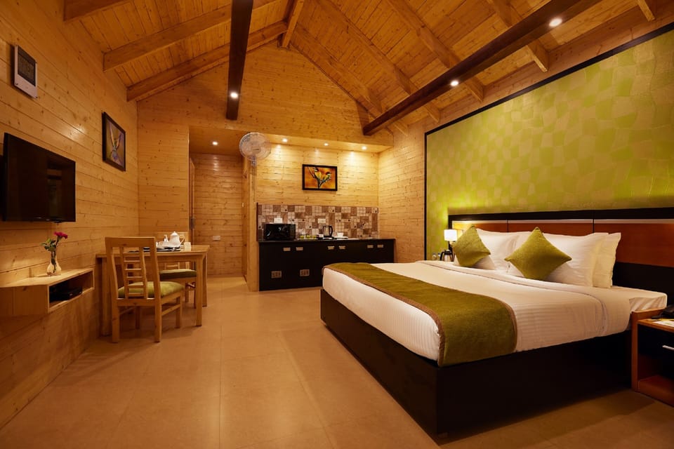 Premier Double Room | Minibar, in-room safe, desk, blackout drapes