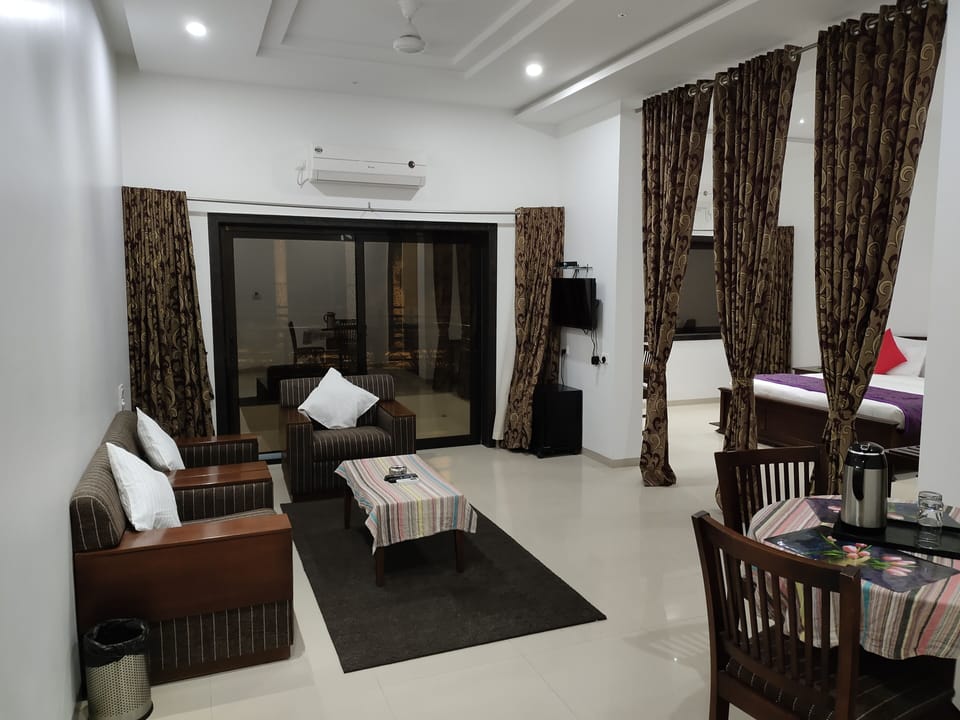 Ideal Room | Living room | 46-inch LCD TV with satellite channels, TV