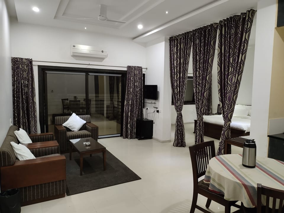 Ideal Room | Living area | 46-inch LCD TV with satellite channels, TV