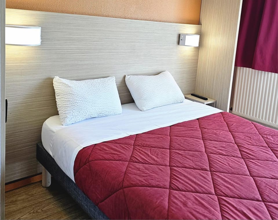 Standard Room, 1 Double Bed | Desk, laptop workspace, blackout drapes, iron/ironing board