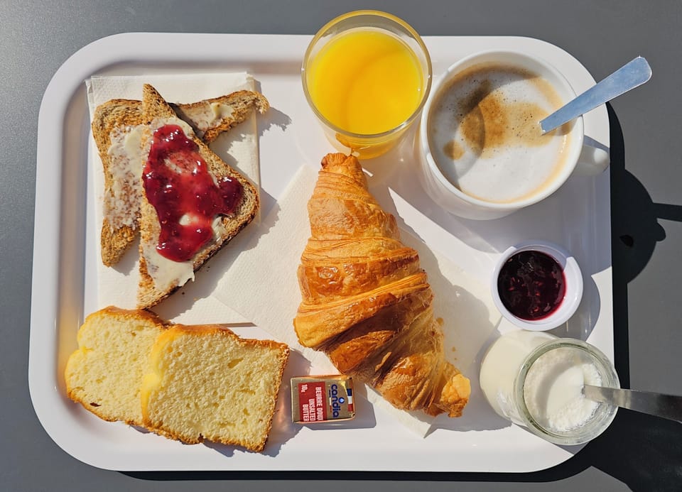 Daily cooked-to-order breakfast (EUR 6.90 per person)