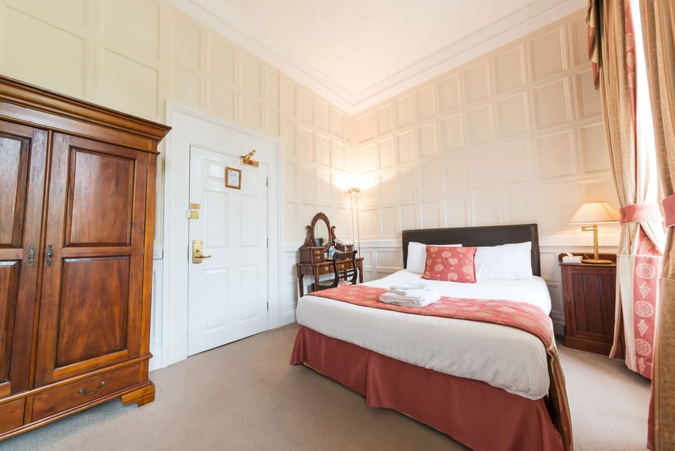 Premier Double Room, Garden View (Manor) | Desk, iron/ironing board (on request), WiFi (free), bed sheets