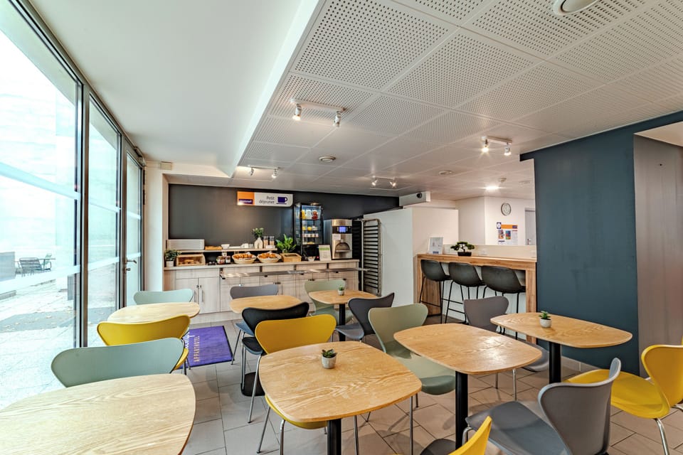 Daily continental breakfast (EUR 9 per person)