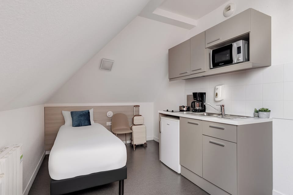 Standard Studio (1 Pers) | Desk, soundproofing, WiFi (free)