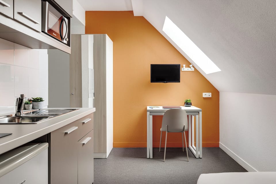 Standard Studio (1 Pers) | Desk, soundproofing, WiFi (free)