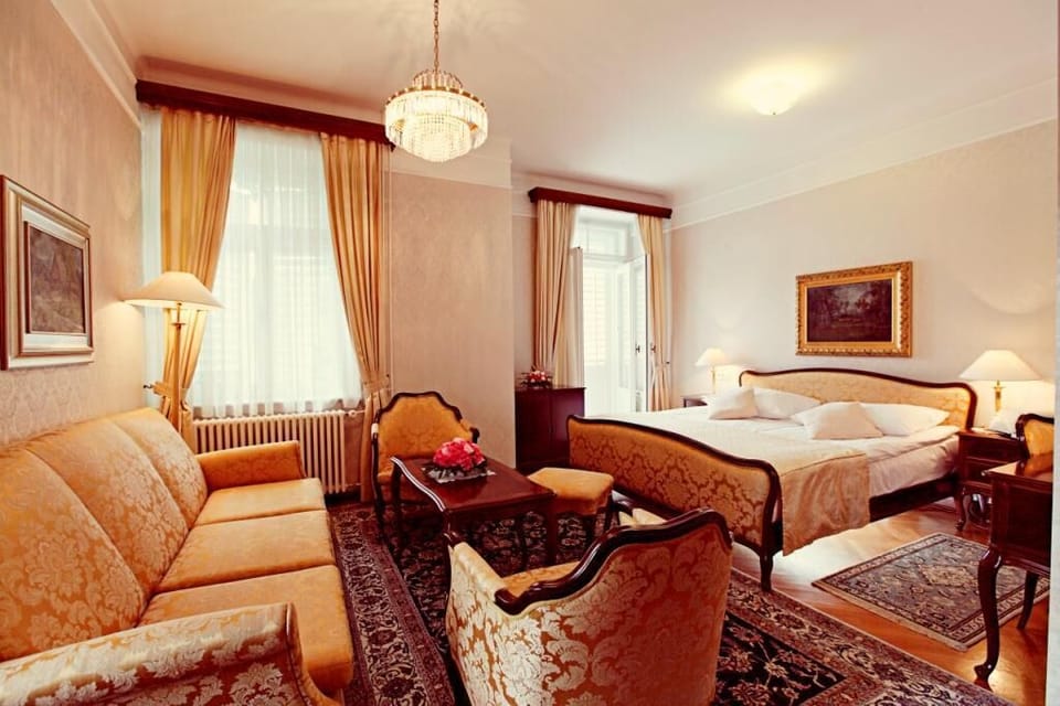 Presidential Suite, Balcony, Lake View | Minibar, in-room safe, desk, blackout drapes