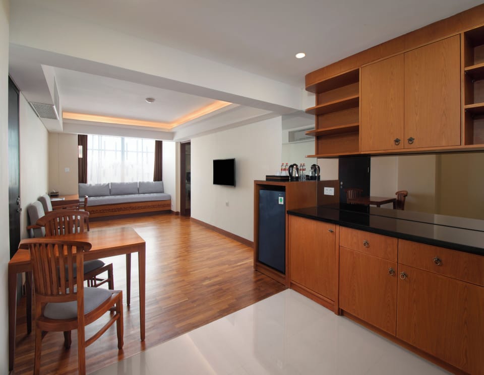 Executive Suite | Living area | 40-inch LED TV with satellite channels, TV