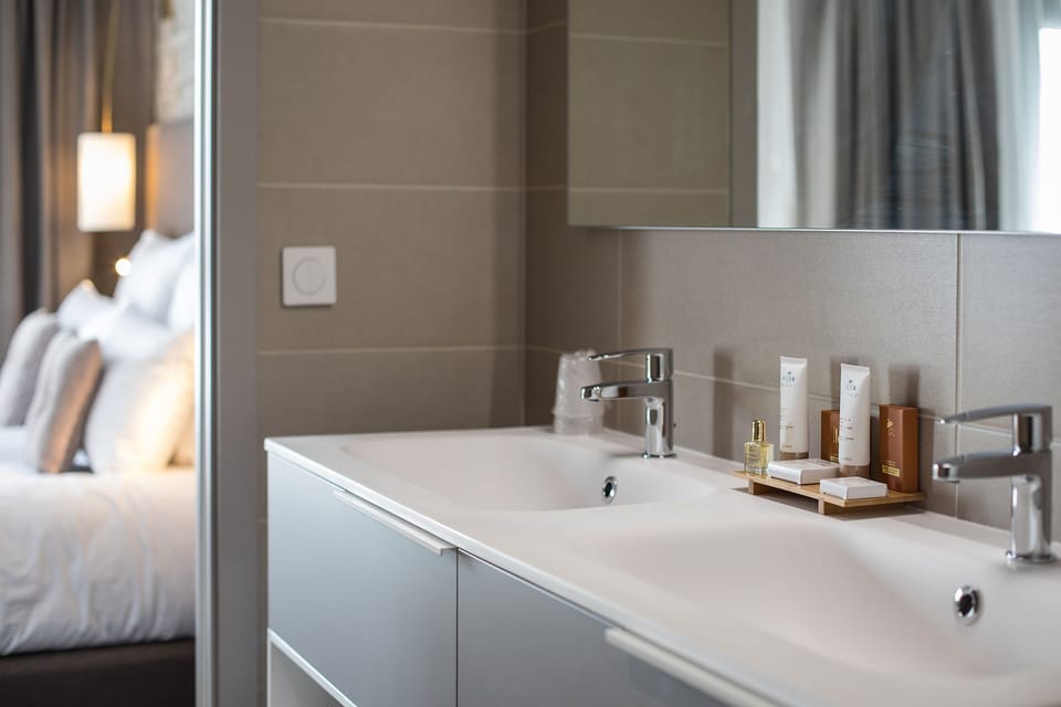 Junior Suite, 1 King Bed | Bathroom | Shower, free toiletries, hair dryer, towels