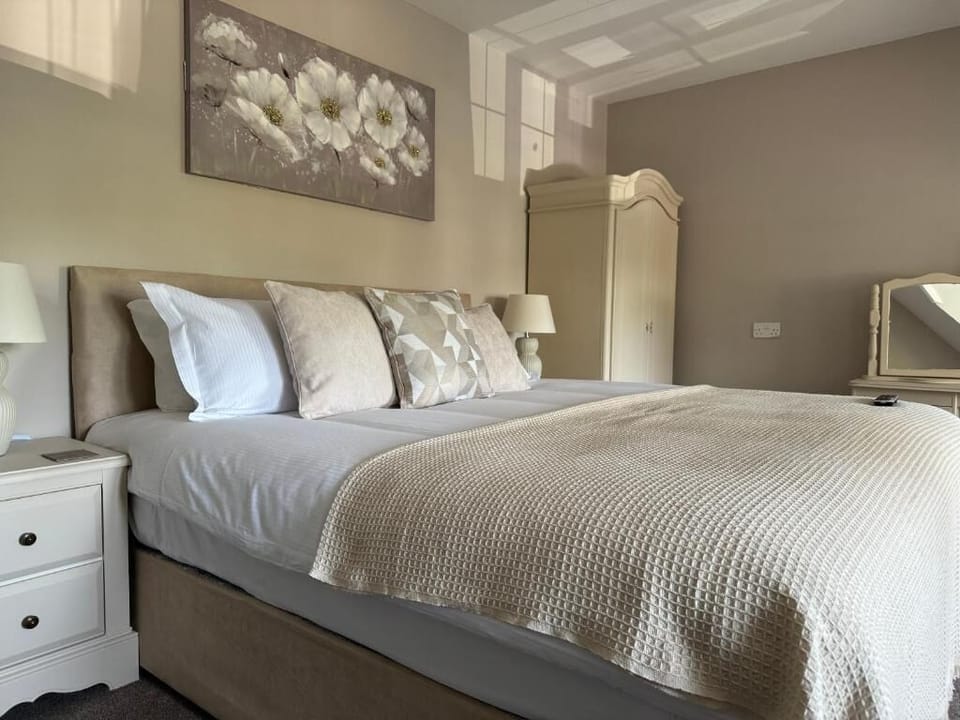 Double Room, Ensuite (Large Double) | Desk, iron/ironing board, free WiFi, bed sheets